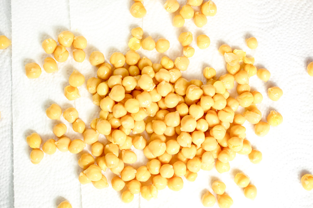Crunchy Air Fryer Chickpeas (Crispy Air Fryer Chickpeas) is a tasty and healthy treat that has such a satisfying texture for snacking. You can whip up a large batch and take them along with you, whether it’s work or a long car ride. They don’t go bad quickly which is nice since fresh produce (which is my go-to snack) usually does.