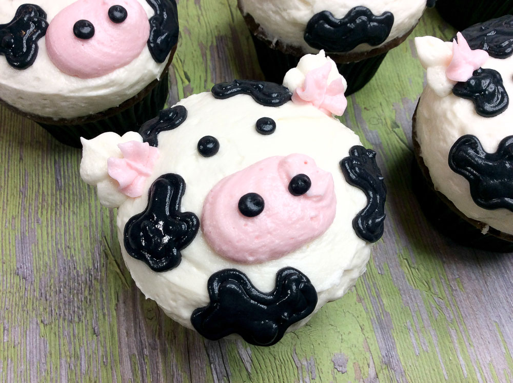 The cutest Moo-Cow Cupcake! Perfect for a barnyard themed birthday party or county fair and they will be a hit among kids. Follow these simple step-by-step instructions to create an udder-ly adorable cow cupcake.