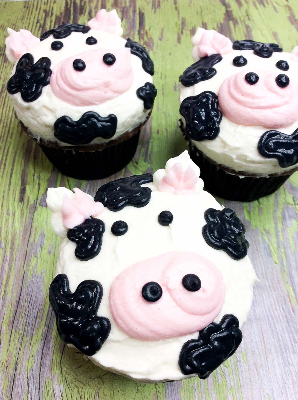 The cutest Moo-Cow Cupcake for a barnyard themed party