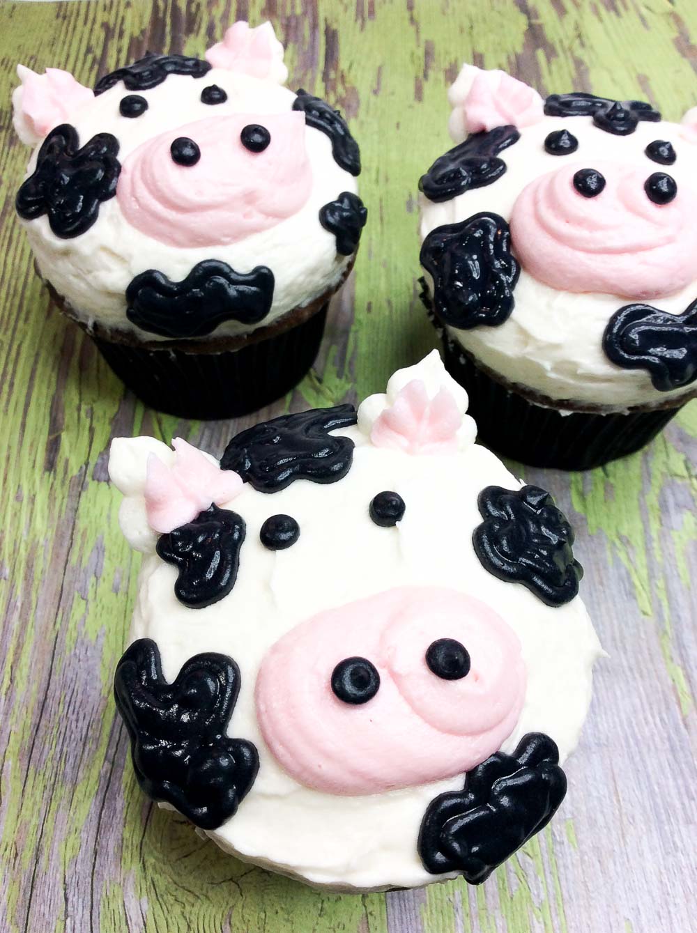 The cutest Moo-Cow Cupcake! Perfect for a barnyard themed birthday party or county fair and they will be a hit among kids. Follow these simple step-by-step instructions to create an udder-ly adorable cow cupcake.