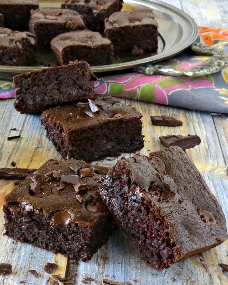 These Flourless Black Bean Brownies taste simply amazing, you can’t tell that they have healthy ingredients in them because they just taste so decadent.