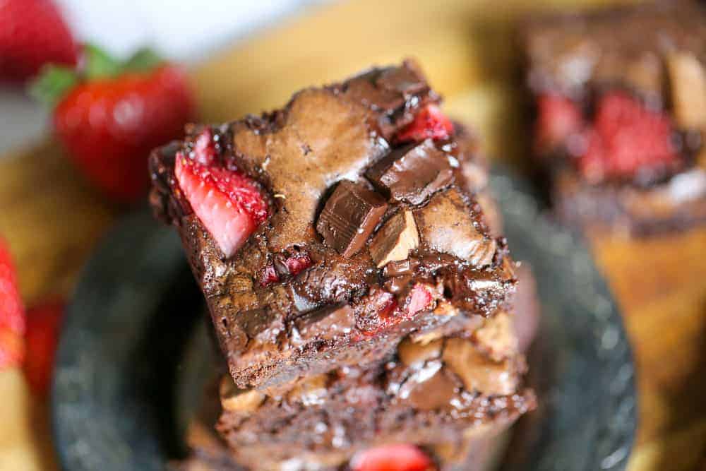 Who’s got an addiction to addicting chocolate brownies? (Is that question like a double negative or something?)  Doesn’t matter, let’s get back to addicting chocolate brownies already. Click here for the recipe.