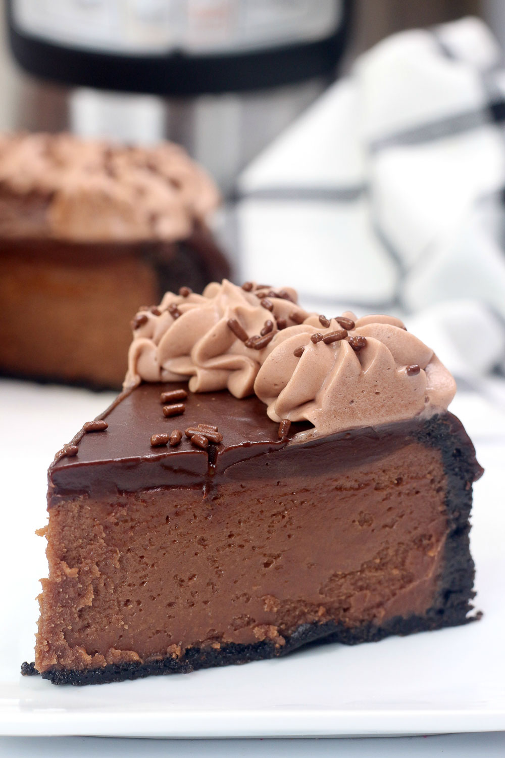 If you love homemade cheesecake, then you’re going to love this Instant Pot Nutella Cheesecake Recipe. Rich, decadent chocolate cheesecake to satisfy your sweet tooth craving.