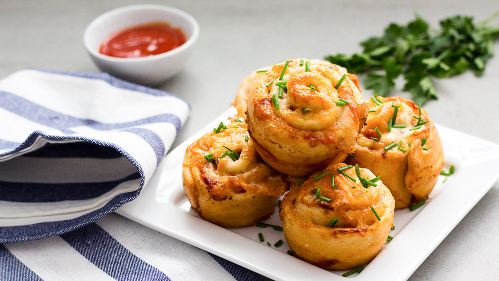 Easy pizza roll are perfect for your appetizer at home or your next gathering. Fun, tasty, and easy to make, these pizza roll is a must at any party and be on the table in a flash. Whip up a batch and fulfill that salty snack craving.