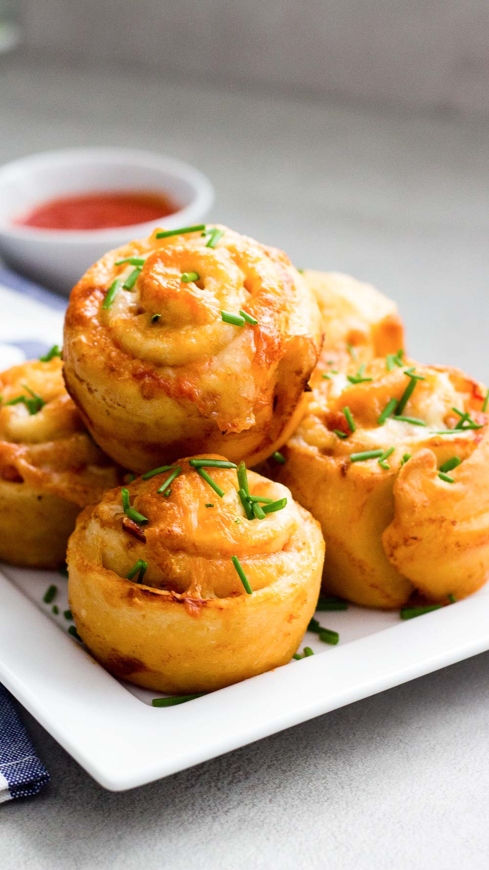 Easy pizza roll are perfect for your appetizer at home or your next gathering. Fun, tasty, and easy to make, these pizza roll is a must at any party and be on the table in a flash. Whip up a batch and fulfill that salty snack craving.