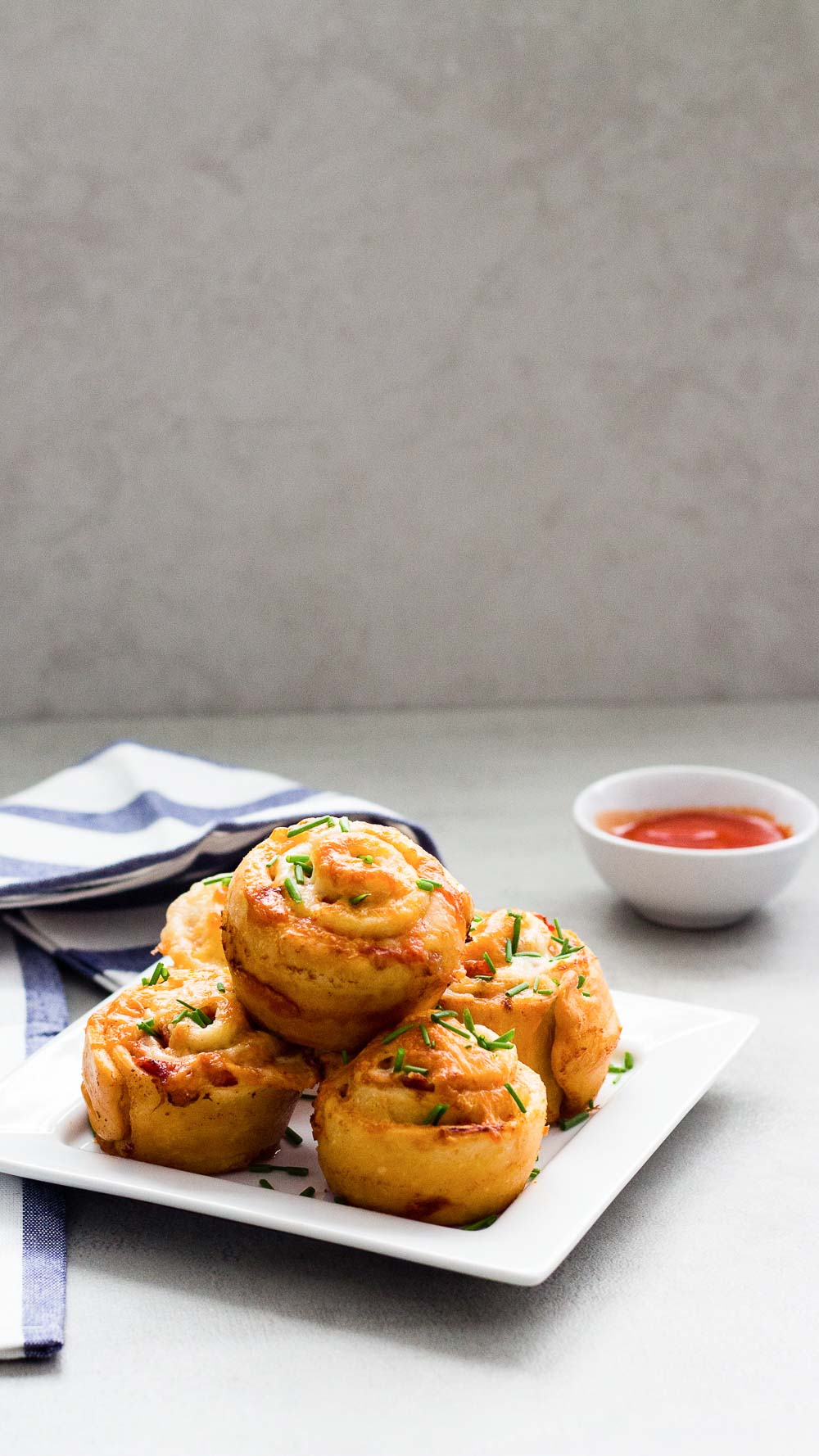 Easy pizza roll are perfect for your appetizer at home or your next gathering. Fun, tasty, and easy to make, these pizza roll is a must at any party and be on the table in a flash. Whip up a batch and fulfill that salty snack craving.