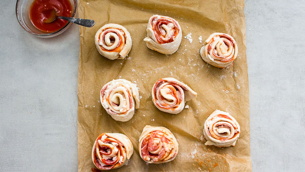 Easy pizza roll are perfect for your appetizer at home or your next gathering. Fun, tasty, and easy to make, these pizza roll is a must at any party and be on the table in a flash. Whip up a batch and fulfill that salty snack craving.