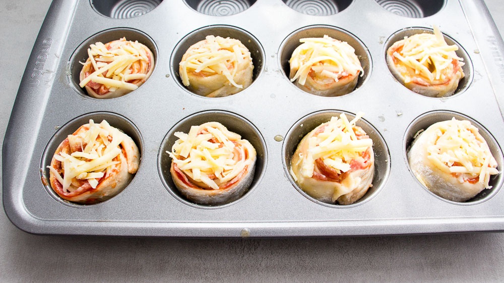 Easy pizza roll are perfect for your appetizer at home or your next gathering. Fun, tasty, and easy to make, these pizza roll is a must at any party and be on the table in a flash. Whip up a batch and fulfill that salty snack craving.